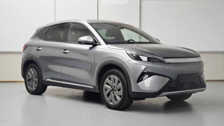 Обновленный BYD Yuan Plus сбоку спереди