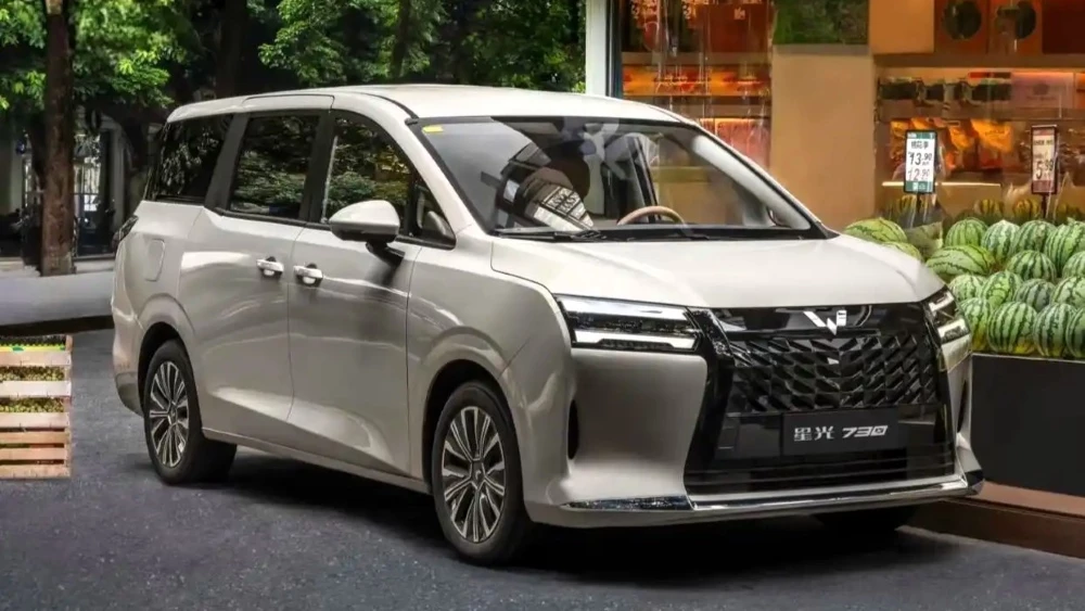 wuling starlight 730 бензиновый гибридный сбоку спереди минивэн