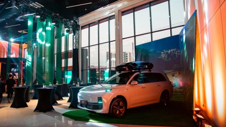 Li Auto запустила продажи в Узбекистане l9 кроссовер сбоку спереди белый