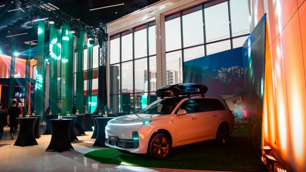 Li Auto запустила продажи в Узбекистане l9 кроссовер сбоку спереди белый