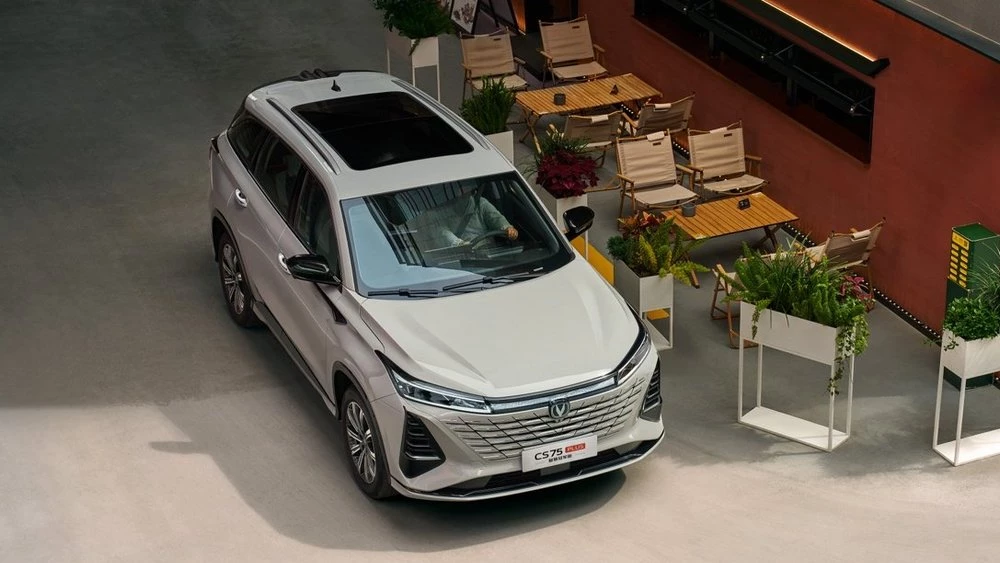 Кроссовер Changan CS75 Plus Smart Champion Edition сбоку сверху спереди обновленный третье поколение