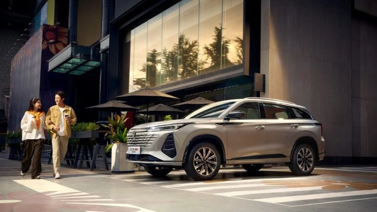 Кроссовер Changan CS75 Plus Smart Champion Edition сбоку спереди обновленный третье поколение