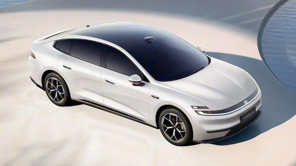 Седан Changan Qiyuan A06 сбоку спереди