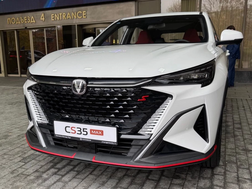 changan cs3 max кроссовер сбоку спереди белый