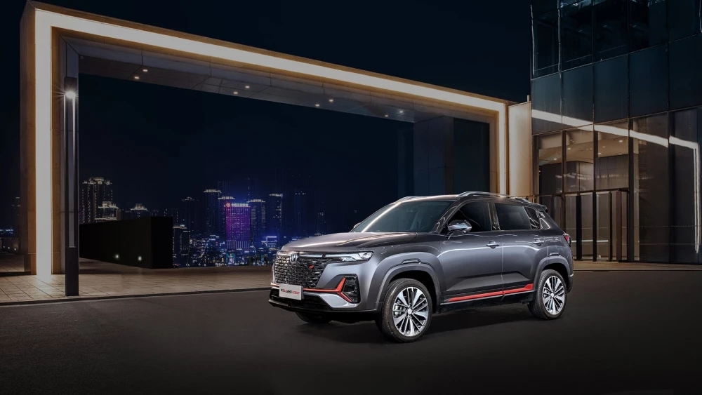 Changan CS75 Plus сбоку спереди у дилера в автосалоне фаворит моторс