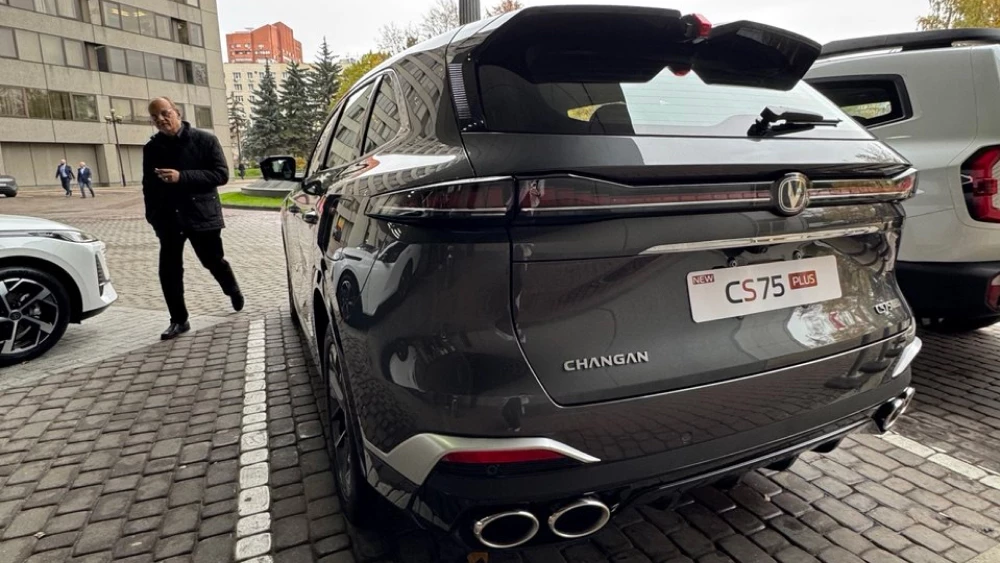 changan cs75 plus кроссовер сбоку сзади серый