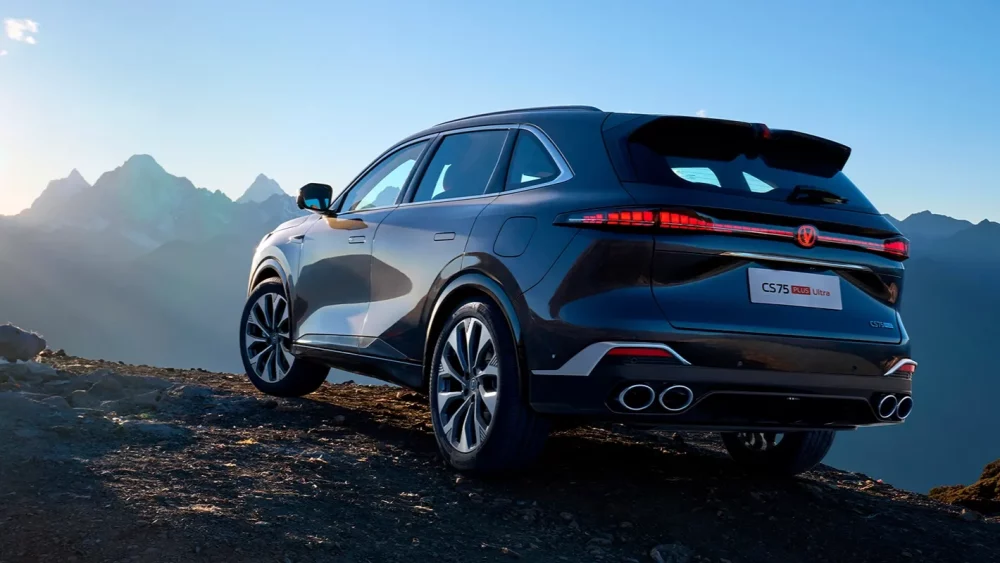 Кроссовер Changan CS75 Plus четвертого поколения в казахстане сбоку сзади