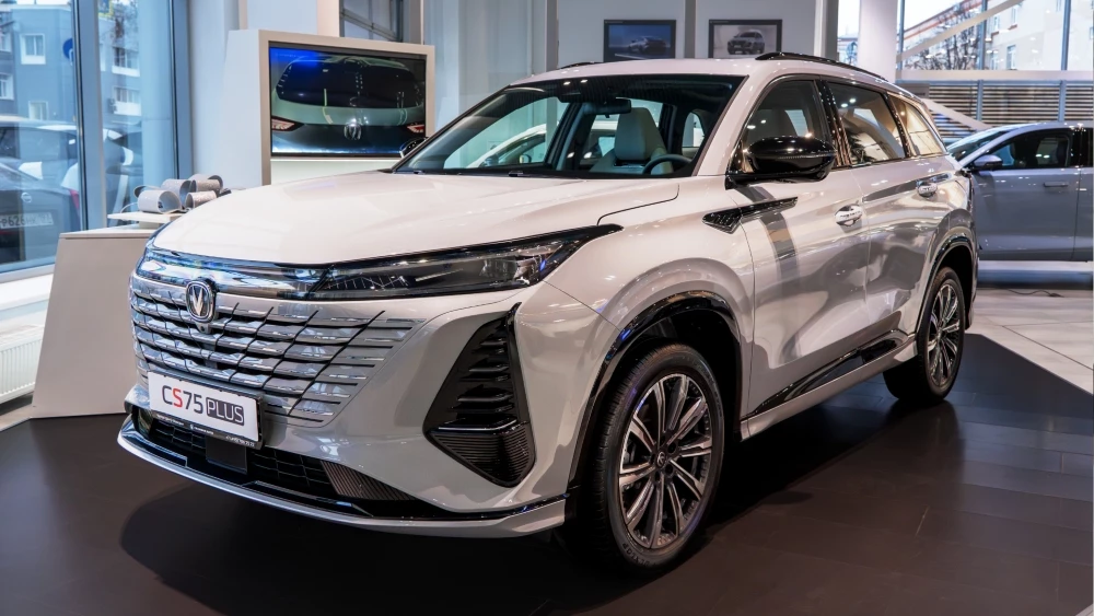 Changan CS75 Plus сбоку спереди у дилера в автосалоне фаворит моторс