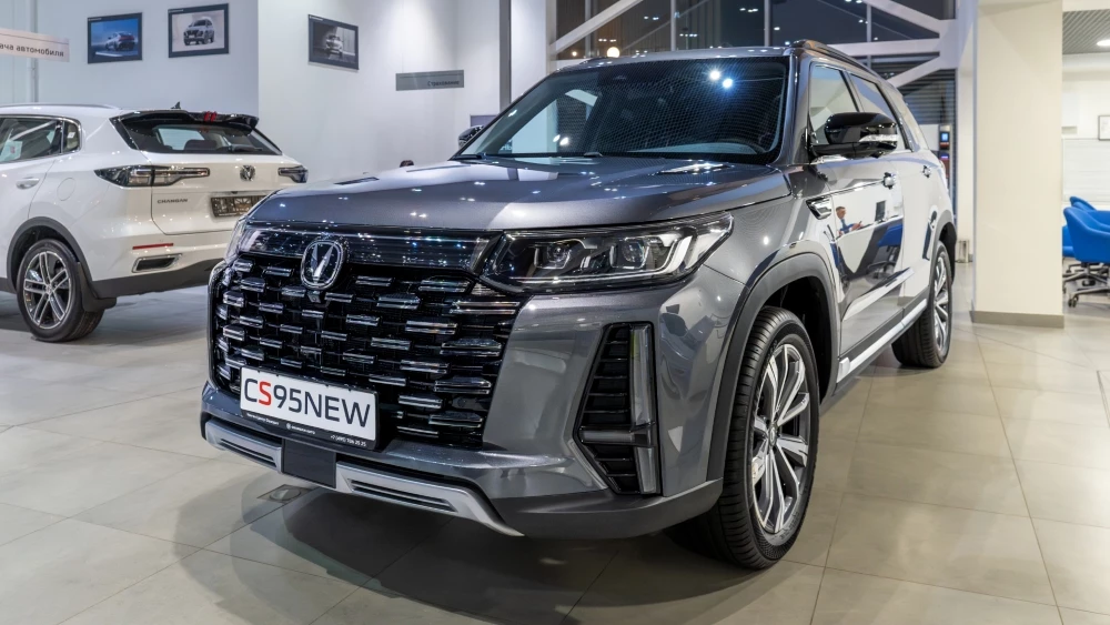 Changan CS95 Plus сбоку спереди у дилера в автосалоне фаворит моторс