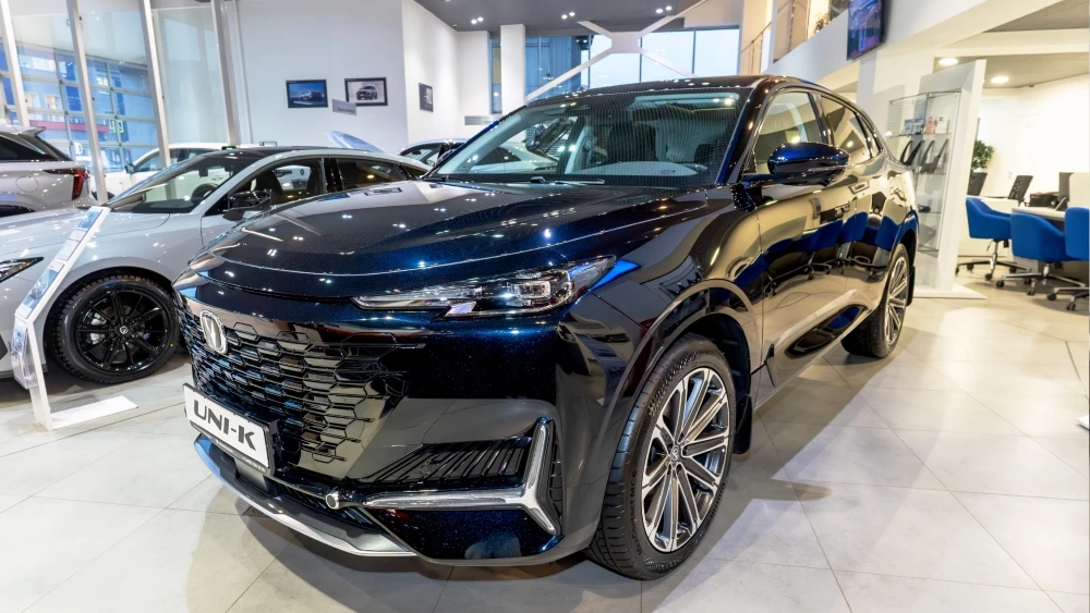 Changan Uni-K сбоку спереди у дилера в автосалоне фаворит моторс