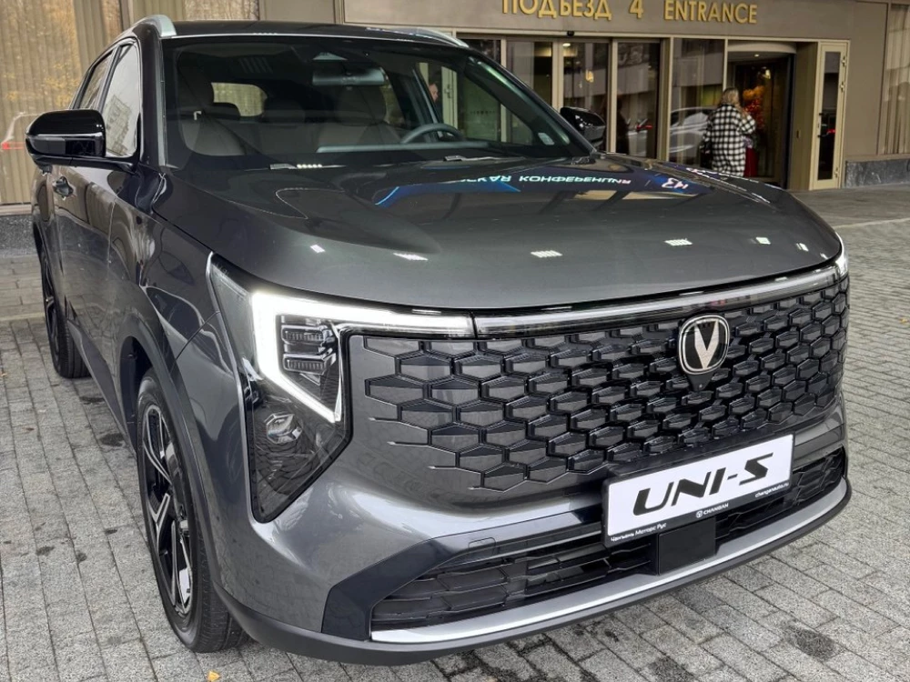 changan uni-s awd cs55 plus iv кроссовер сбоку спереди серый