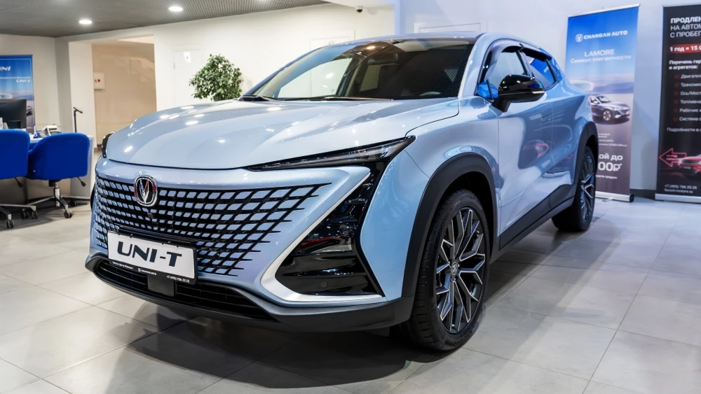 Changan Uni-T сбоку спереди у дилера в автосалоне фаворит моторс
