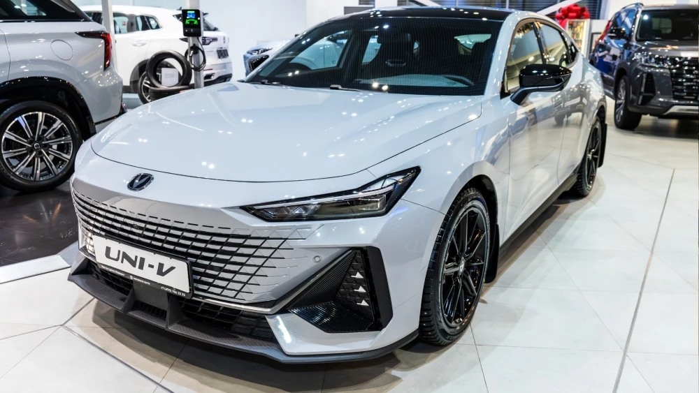 Changan Uni-V сбоку спереди у дилера в автосалоне фаворит моторс