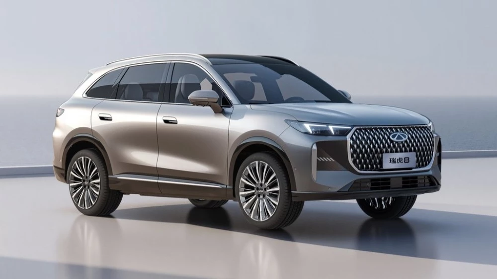 Новый кроссовер Chery Tiggo 8 Pro сбоку спереди