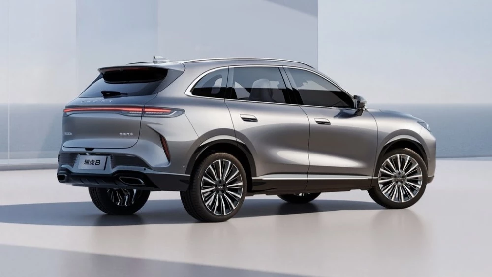 Новый кроссовер Chery Tiggo 8 Pro сбоку сзади