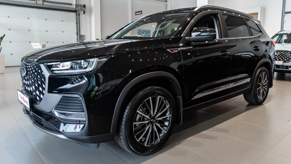 Chery Tiggo 8 Pro у дилера в автосалоне новый купить сбоку спереди автодин