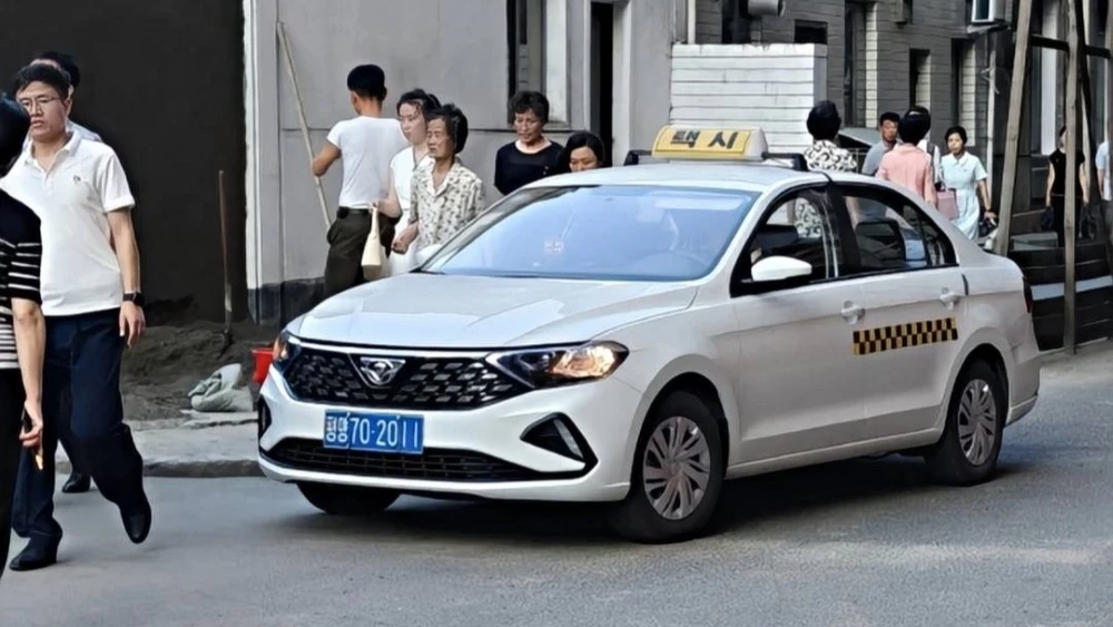 Седан Chollima Jetta VA3 в Северной Корее КНДР сбоку