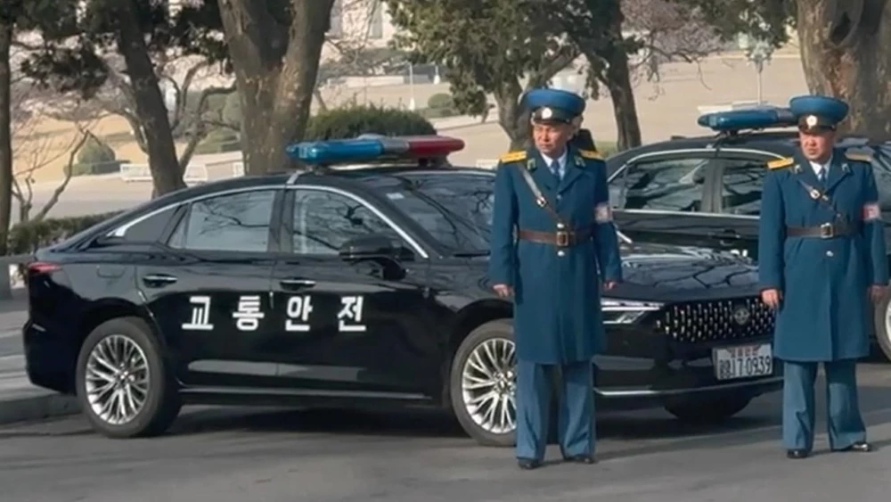 Лифтбек Chollima B70 FAW Bestune B70 в Северной Корее КНДР полиция милиция сбоку