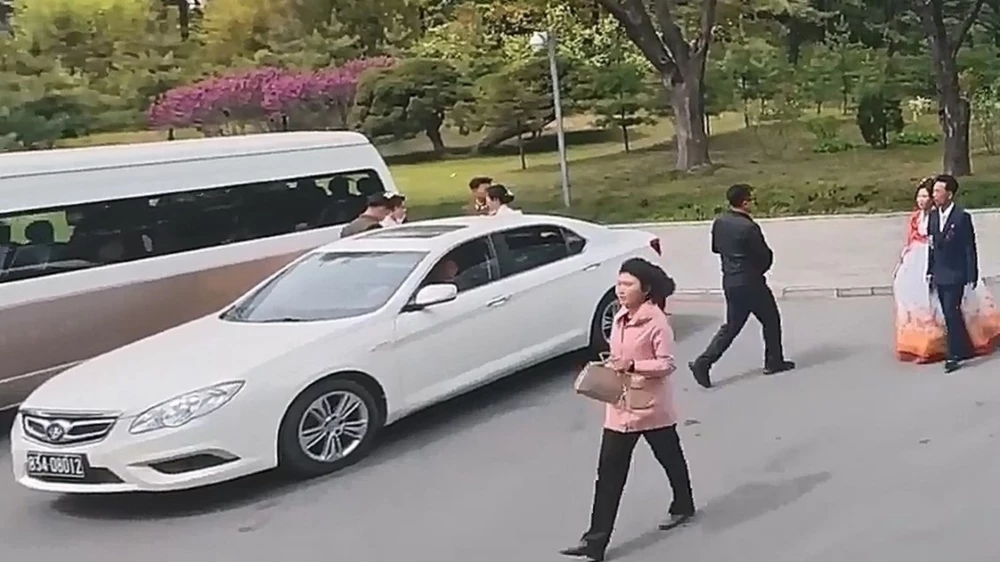 Седан Chollima D70 BAIC Senova D70 сбоку спереди в северной корее кндр