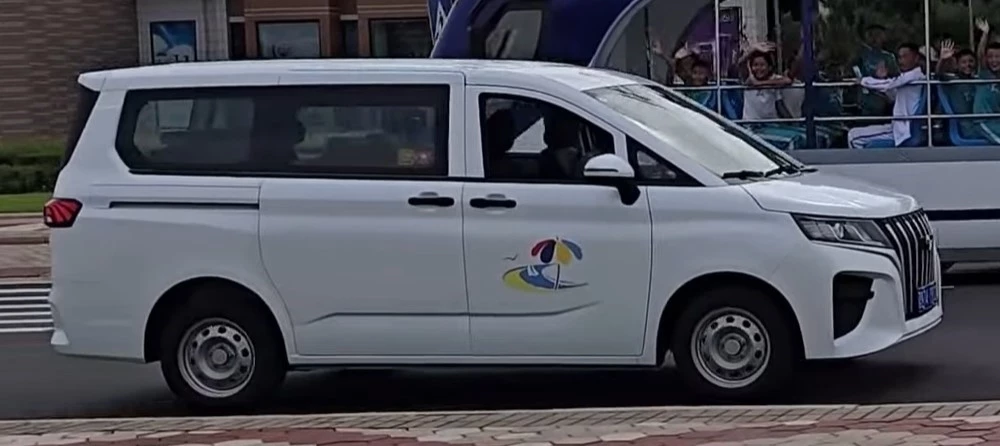 Минивэн Chollima M7 BAW M7 сбоку в корее северной КНДР