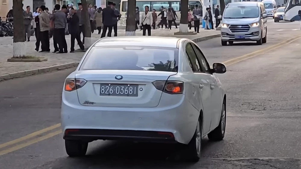 Седан Chollima Sedan FAW Oley в Северной Корее сзади сбоку КНДР