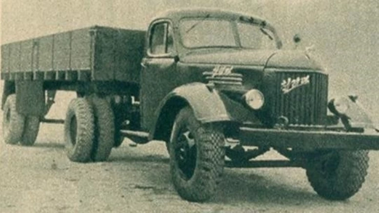 Грузовик Chollima сбоку спереди в Северной корее КНДР