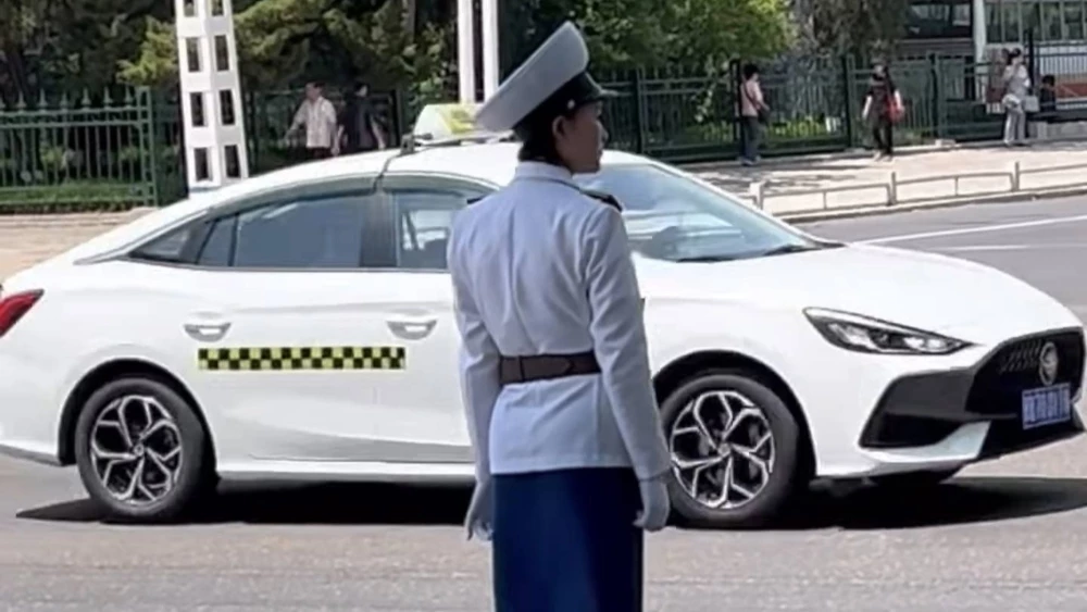 Chollima 5 MG 5 в Северной Корее кндр сбоку регулировщица девушка