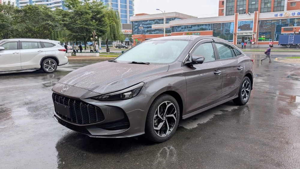 Седан Chollima 5 MG 5 в Северной Корее сбоку спереди