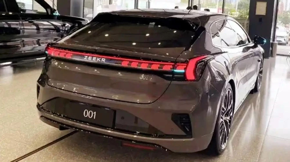 обновленный Zeekr 001 2026 сбоку сзади у дилера Китай