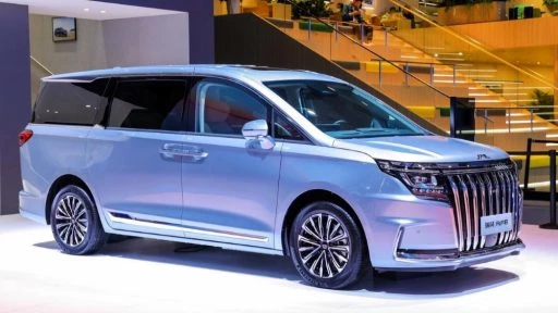 Минивэн JAC RF8 в Китае спереди сбоку