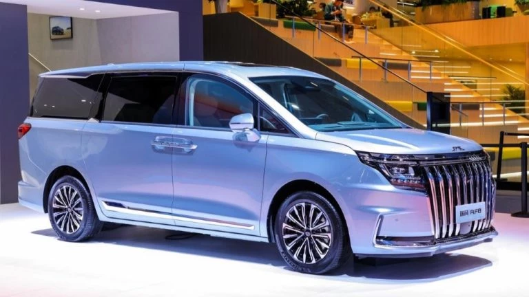 Минивэн JAC RF8 в Китае спереди сбоку