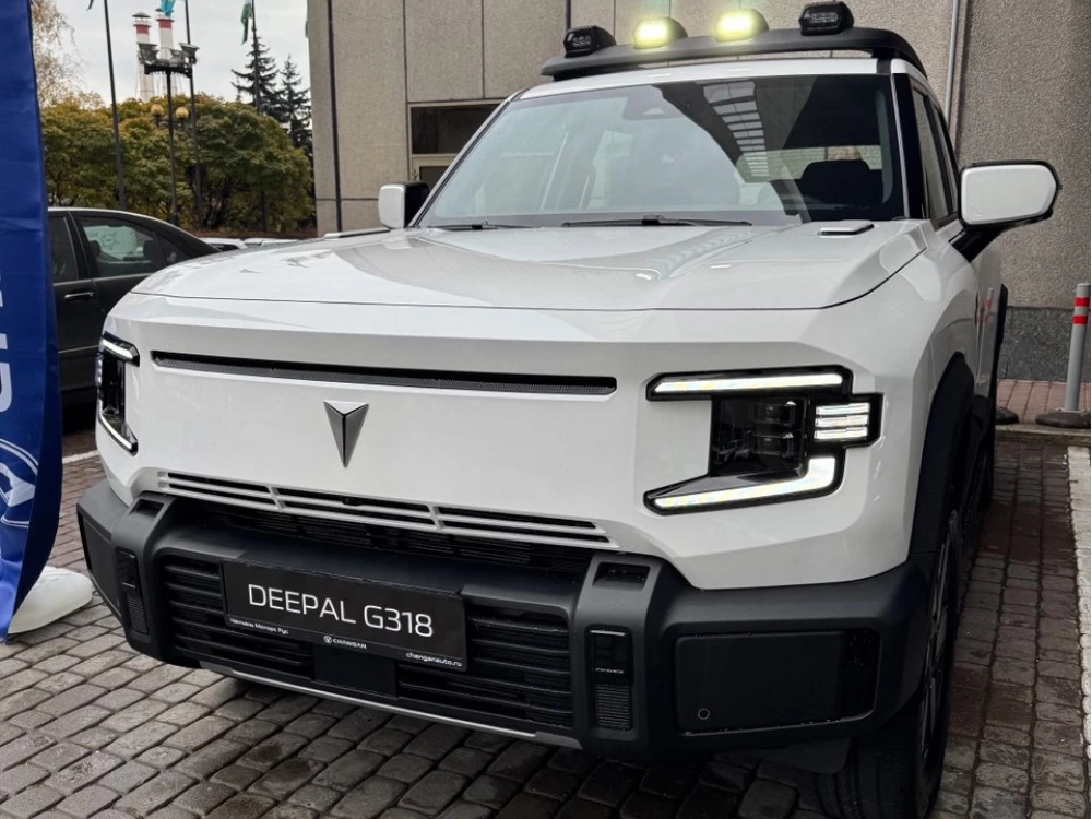 deepal g318 в россии внедорожник последовательный гибрид сбоку спереди белый