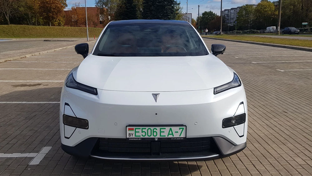 Электрический кроссовер Deepal S05 в Беларуси спереди