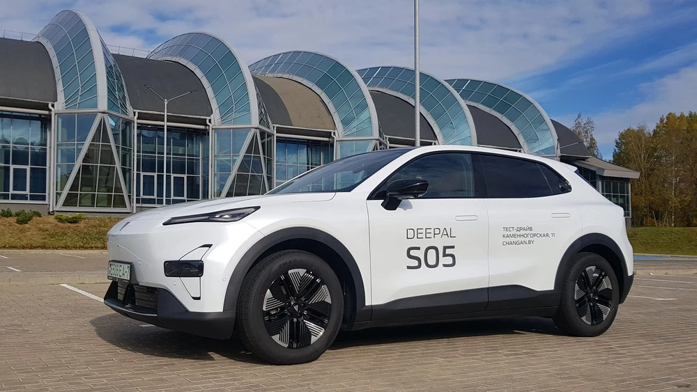 Электрический кроссовер Deepal S05 в Беларуси спереди сбоку