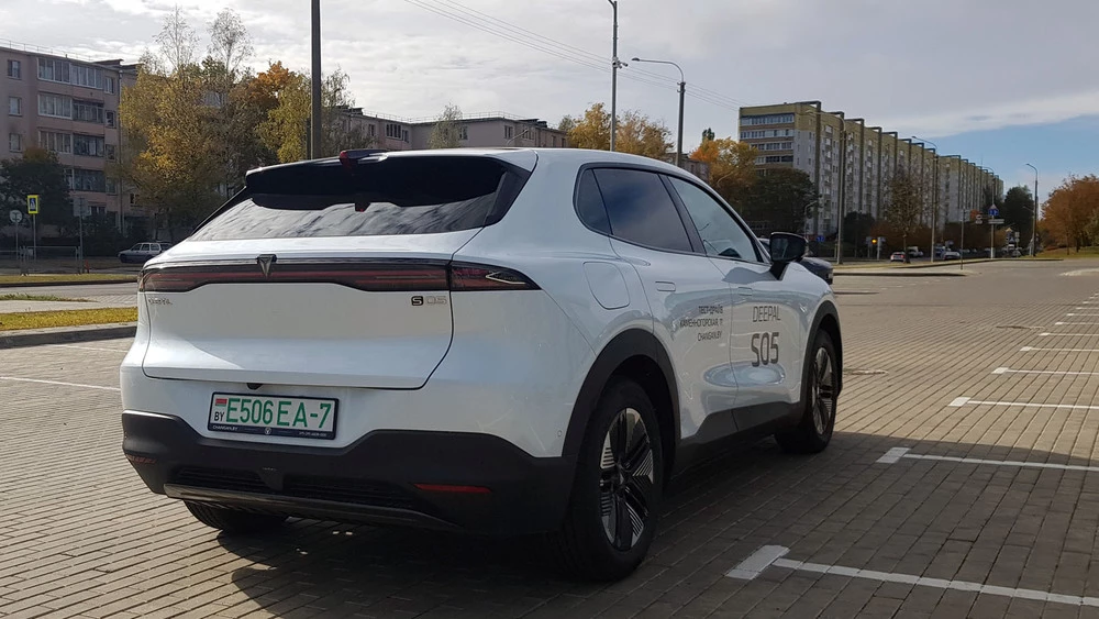 Электрический кроссовер Deepal S05 в Беларуси сзади сбоку