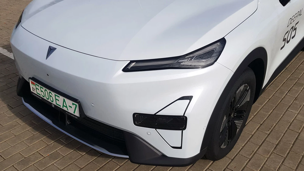 Электрический кроссовер Deepal S05 в Беларуси спереди фары