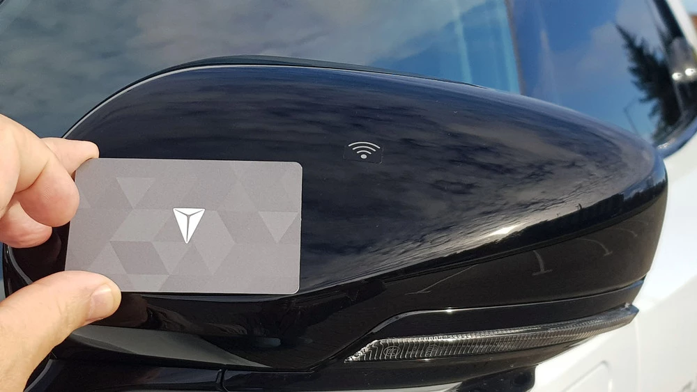 Электрический кроссовер Deepal S05 в Беларуси NFC-карта зеркало ключ