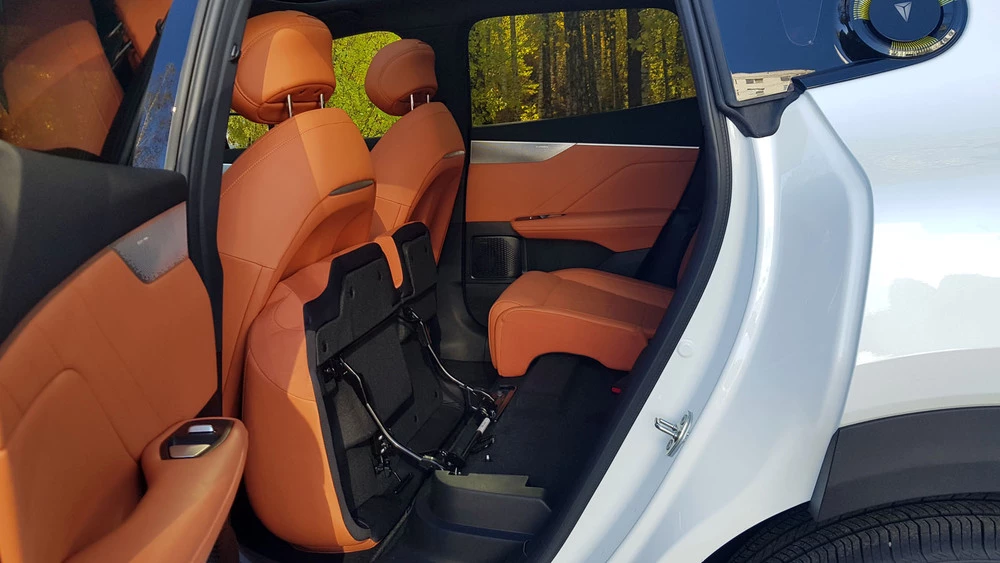 Электрический кроссовер Deepal S05 в Беларуси салон интерьер складывается второй ряд