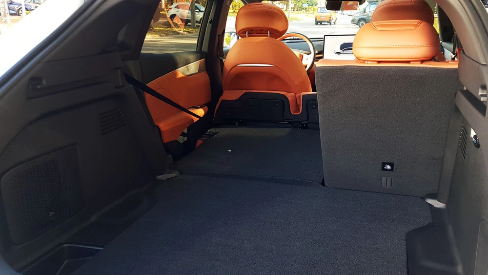 Электрический кроссовер Deepal S05 в Беларуси салон интерьер складывается второй ряд багажник