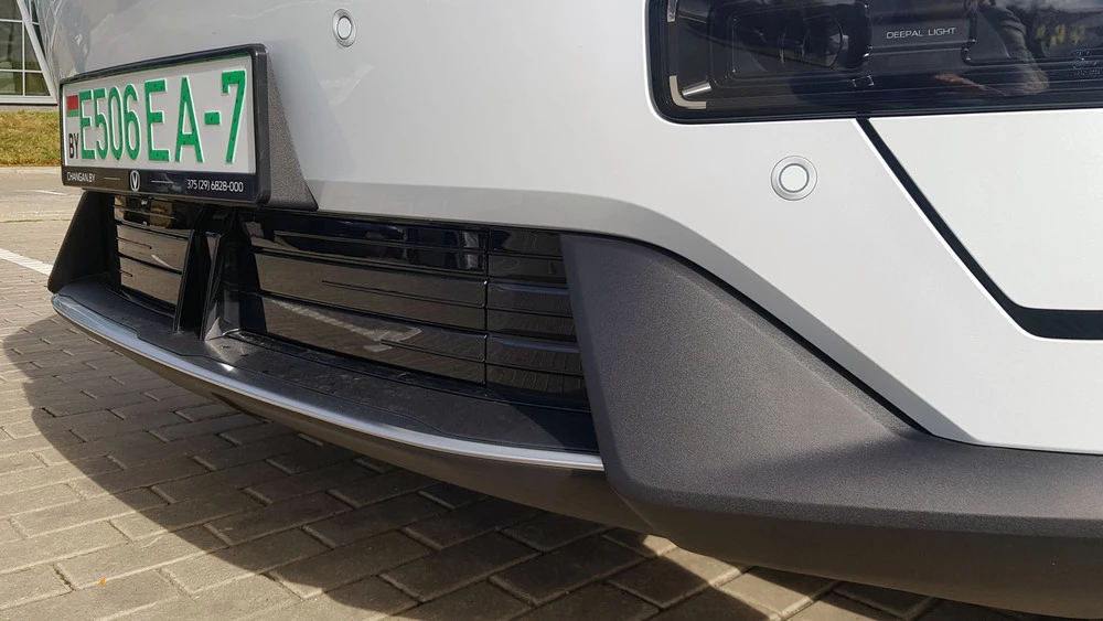 Электрический кроссовер Deepal S05 в Беларуси спереди бампер жалюзи воздухозаборник