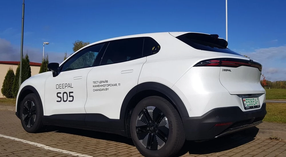 Электрический кроссовер Deepal S05 в Беларуси сбоку
