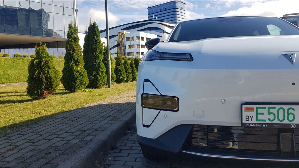 Электрический кроссовер Deepal S05 в Беларуси спереди фары