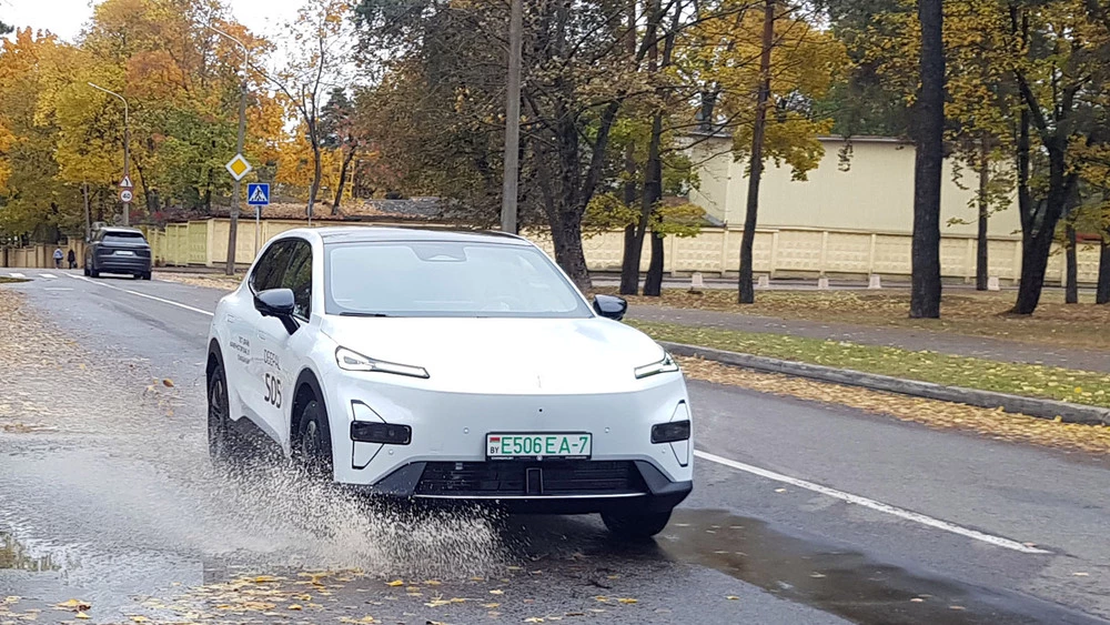 Электрический кроссовер Deepal S05 в Беларуси спереди сбоку в динамике