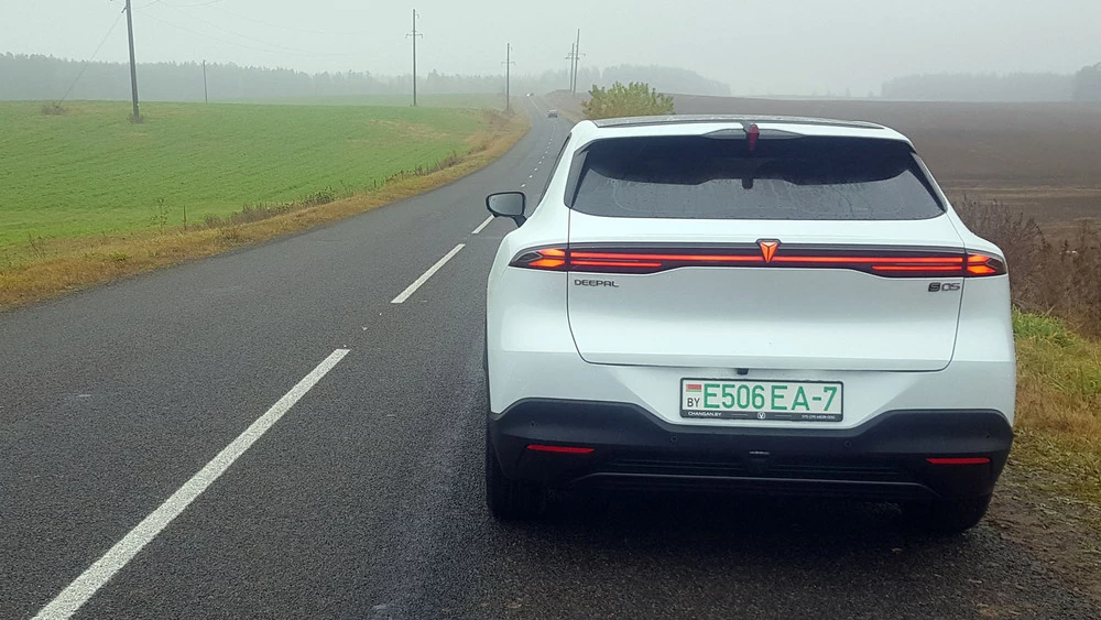 Электрический кроссовер Deepal S05 в Беларуси сзади на трассе