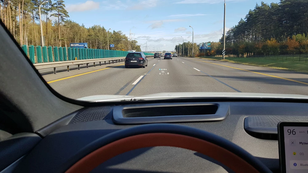 Электрический кроссовер Deepal S05 в Беларуси салон интерьер проекция на стекло