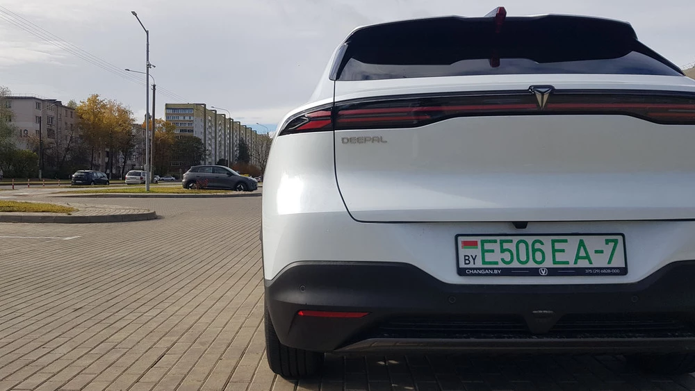 Электрический кроссовер Deepal S05 в Беларуси сзади сбоку