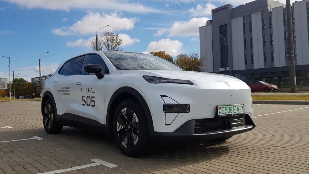 Электрический кроссовер Deepal S05 в Беларуси сбоку спереди тест