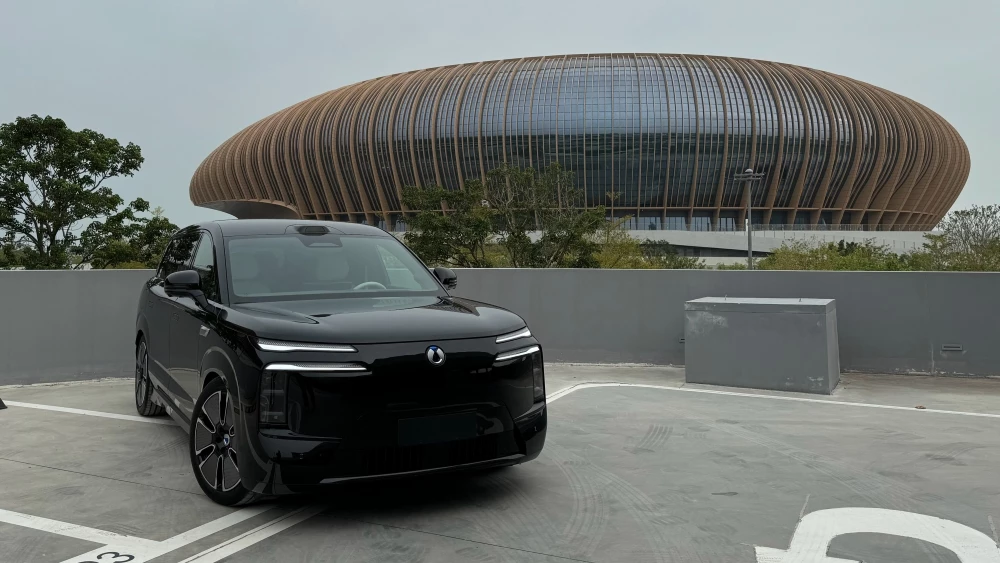 Denza N8L презентация сбоку спереди в китае