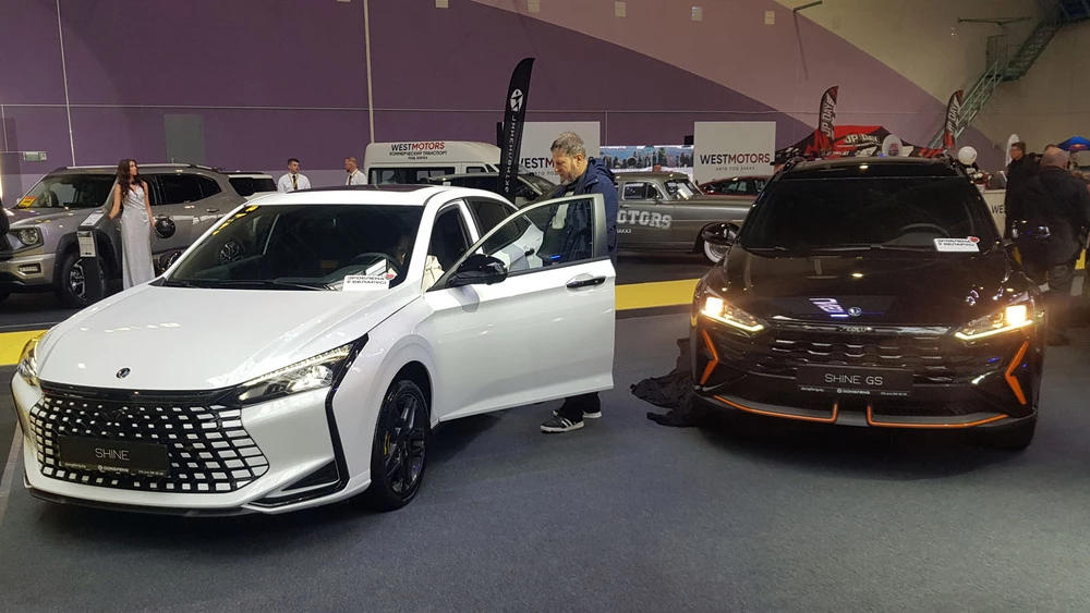 Dongfeng Shine и Shine GS сбоку спереди моторшоу 2025 в беларуси
