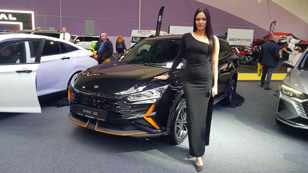dongfeng shine gs сбоку спереди девушка модель выставка моторшоу 2025